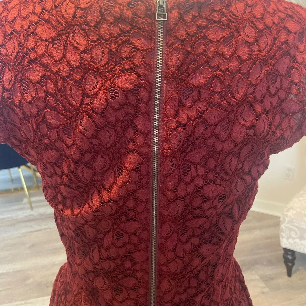 Burgundy lace cap sleeve dress - Picture 4 of 5